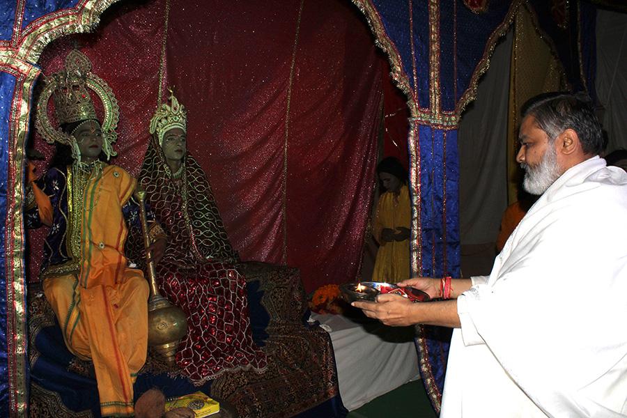 Brahmachari Girish Ji is performing Aarti of Bhagwan Vishnu and MahaLakshmi Devi at Shri Raam Leela, Bhopal